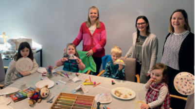 Die Mitarbeiterinnen des KiGoPlus Teams und ein paar Kinder